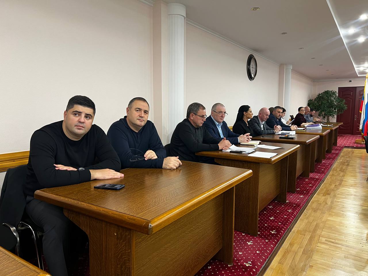 Глава Владикавказа Вячеслав Мильдзихов вместе с заместителями и руководителями структурных подразделений мэрии принимает участие в ежегодной традиционной «прямой линии» Главы РСО-Алания Сергея Меняйло. Глава Владикавказа Вячеслав Мильдзихов вместе с заместителями и руководителями структурных подразделений мэрии принимает участие в ежегодной традиционной «прямой линии» Главы РСО-Алания Сергея Меняйло.