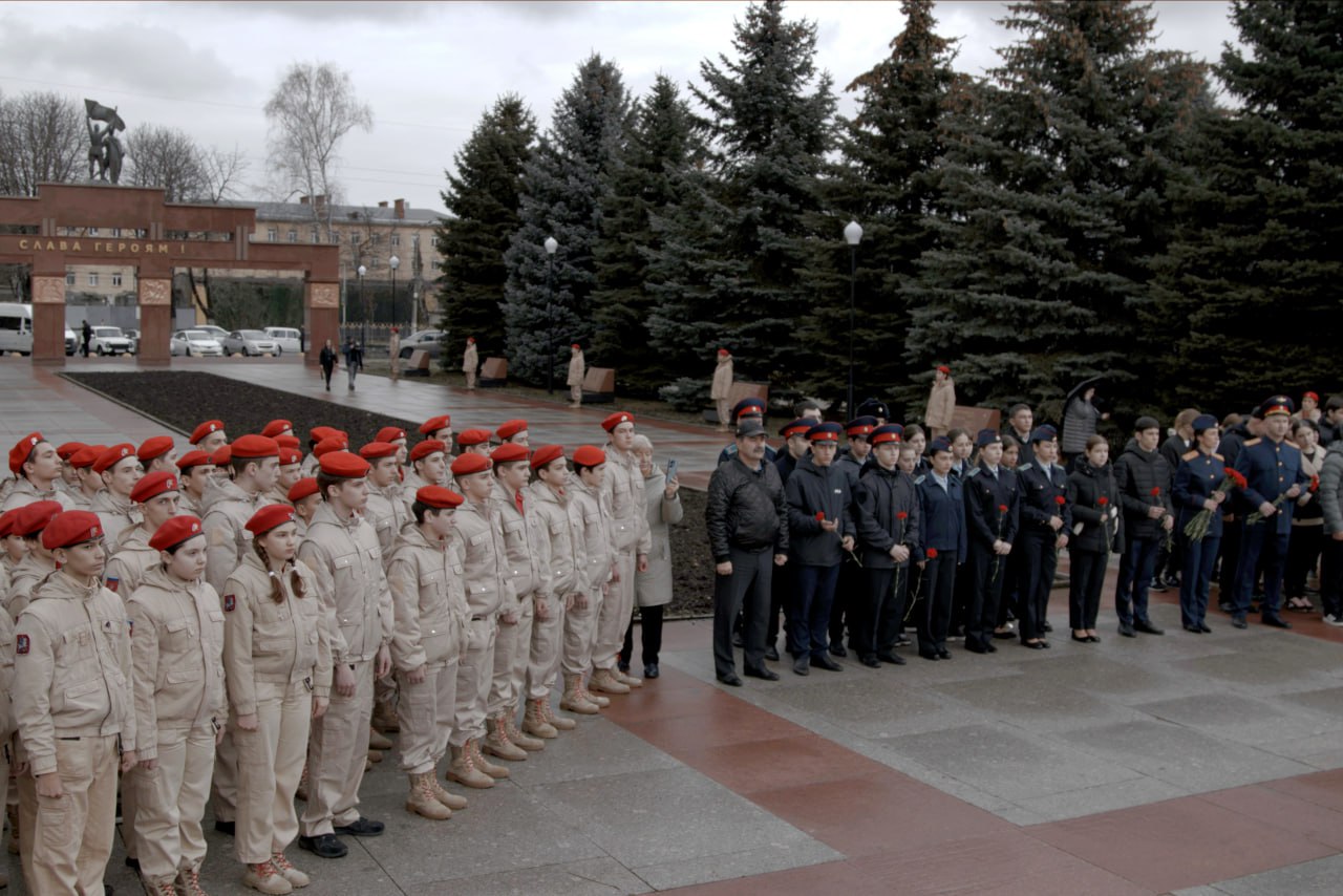 Сотрудники следственного управления совместно с кадетами подшефных классов приняли участие в мероприятиях, посвященных Дню Неизвестного Солдата Сотрудники следственного управления совместно с кадетами подшефных классов приняли участие в мероприятиях, посвященных Дню Неизвестного Солдата