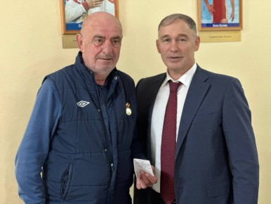 Министр физической культуры и спорта РСО-Алания Сослан Фраев наградил Руслана Гиоева почетным знаком «За заслуги в развитии физической культуры и спорта в Республике Северная Осетия – Алания»