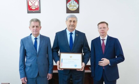 Заместитель Председателя Правительства РСО – Алания Александр Реутов встретился с сенатором РФ от Северной Осетии Виталием Назаренко и директором Северо-Осетинского медицинского колледжа Таймуразом Ревазовым.