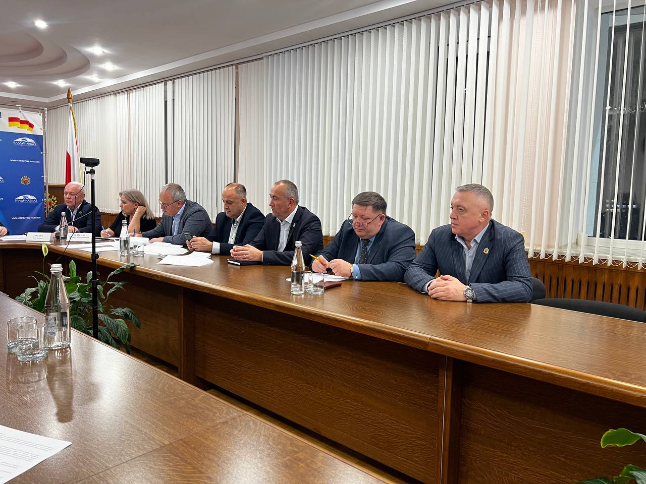 Глава Владикавказа Вячеслав Мильдзихов вместе с заместителями и руководителями структурных подразделений мэрии принимает участие в ежегодной традиционной «прямой линии» Главы РСО-Алания Сергея Меняйло. Глава Владикавказа Вячеслав Мильдзихов вместе с заместителями и руководителями структурных подразделений мэрии принимает участие в ежегодной традиционной «прямой линии» Главы РСО-Алания Сергея Меняйло.