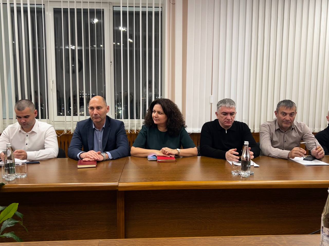 Глава Владикавказа Вячеслав Мильдзихов вместе с заместителями и руководителями структурных подразделений мэрии принимает участие в ежегодной традиционной «прямой линии» Главы РСО-Алания Сергея Меняйло. Глава Владикавказа Вячеслав Мильдзихов вместе с заместителями и руководителями структурных подразделений мэрии принимает участие в ежегодной традиционной «прямой линии» Главы РСО-Алания Сергея Меняйло.