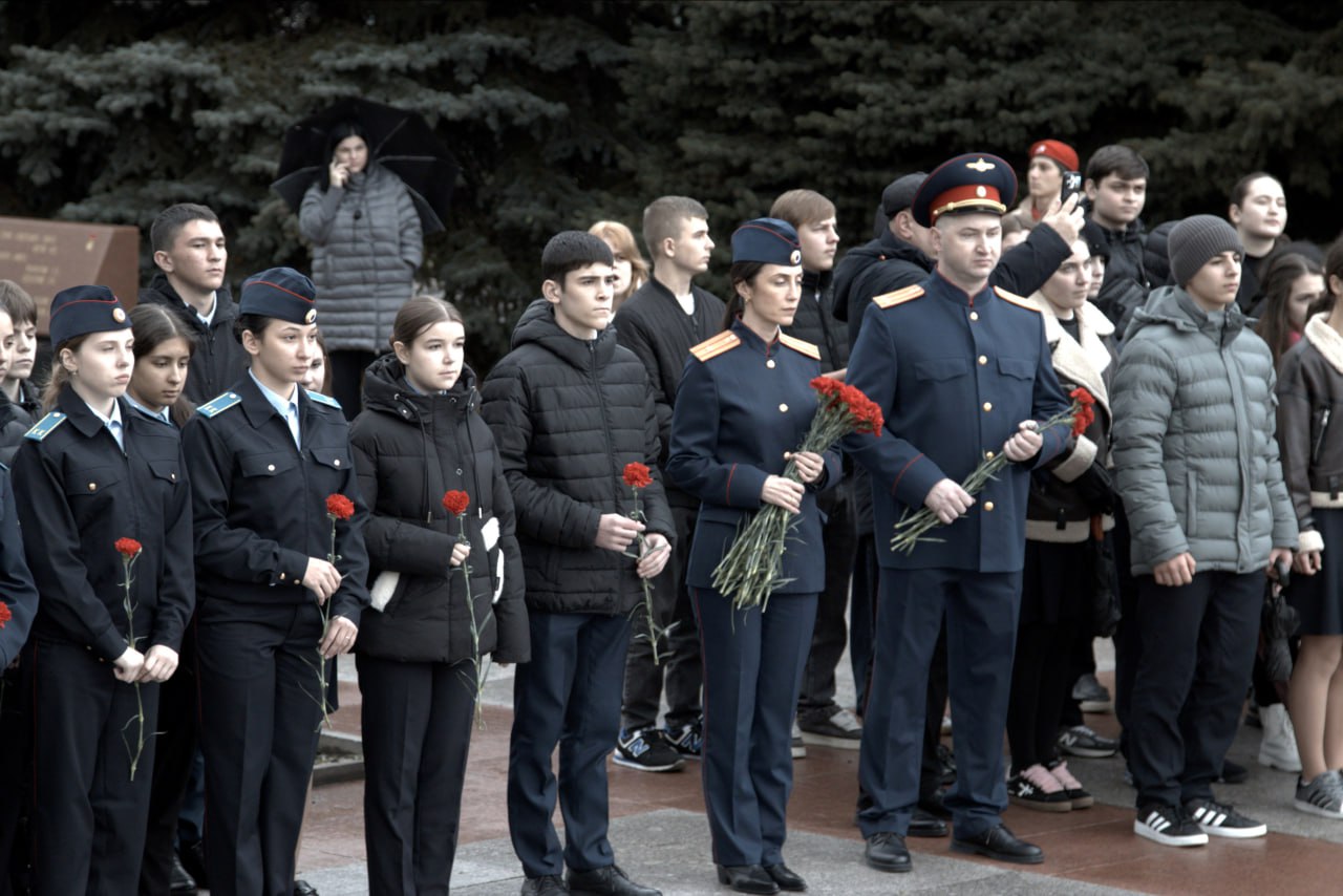 Сотрудники следственного управления совместно с кадетами подшефных классов приняли участие в мероприятиях, посвященных Дню Неизвестного Солдата Сотрудники следственного управления совместно с кадетами подшефных классов приняли участие в мероприятиях, посвященных Дню Неизвестного Солдата