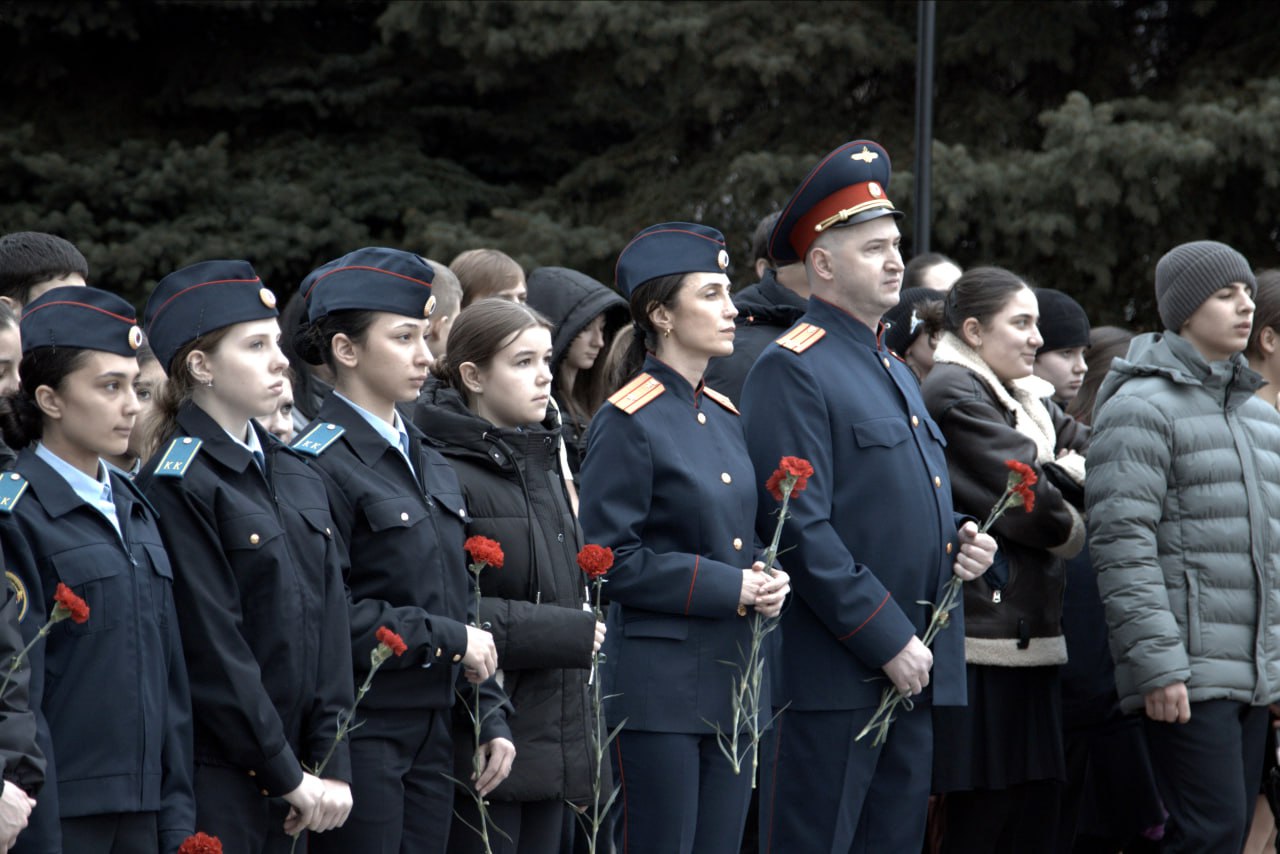 Сотрудники следственного управления совместно с кадетами подшефных классов приняли участие в мероприятиях, посвященных Дню Неизвестного Солдата Сотрудники следственного управления совместно с кадетами подшефных классов приняли участие в мероприятиях, посвященных Дню Неизвестного Солдата
