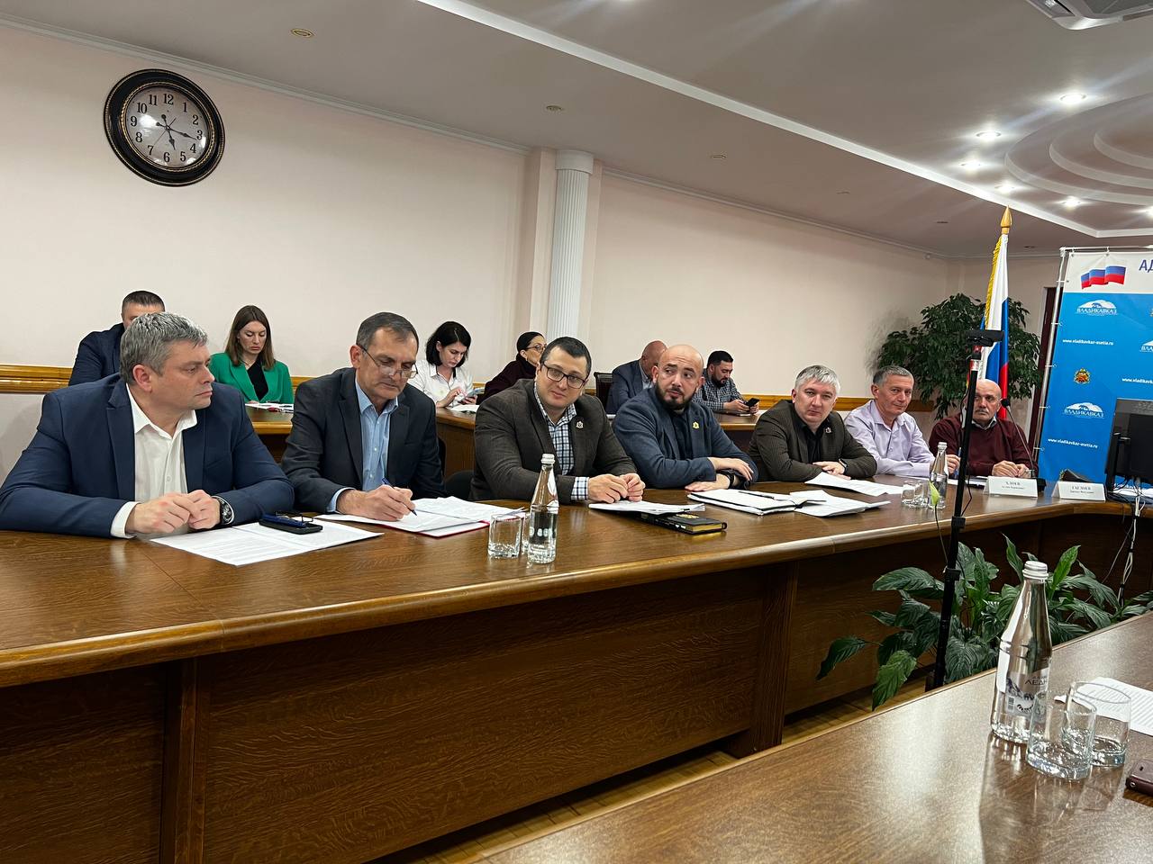 Глава Владикавказа Вячеслав Мильдзихов вместе с заместителями и руководителями структурных подразделений мэрии принимает участие в ежегодной традиционной «прямой линии» Главы РСО-Алания Сергея Меняйло. Глава Владикавказа Вячеслав Мильдзихов вместе с заместителями и руководителями структурных подразделений мэрии принимает участие в ежегодной традиционной «прямой линии» Главы РСО-Алания Сергея Меняйло.