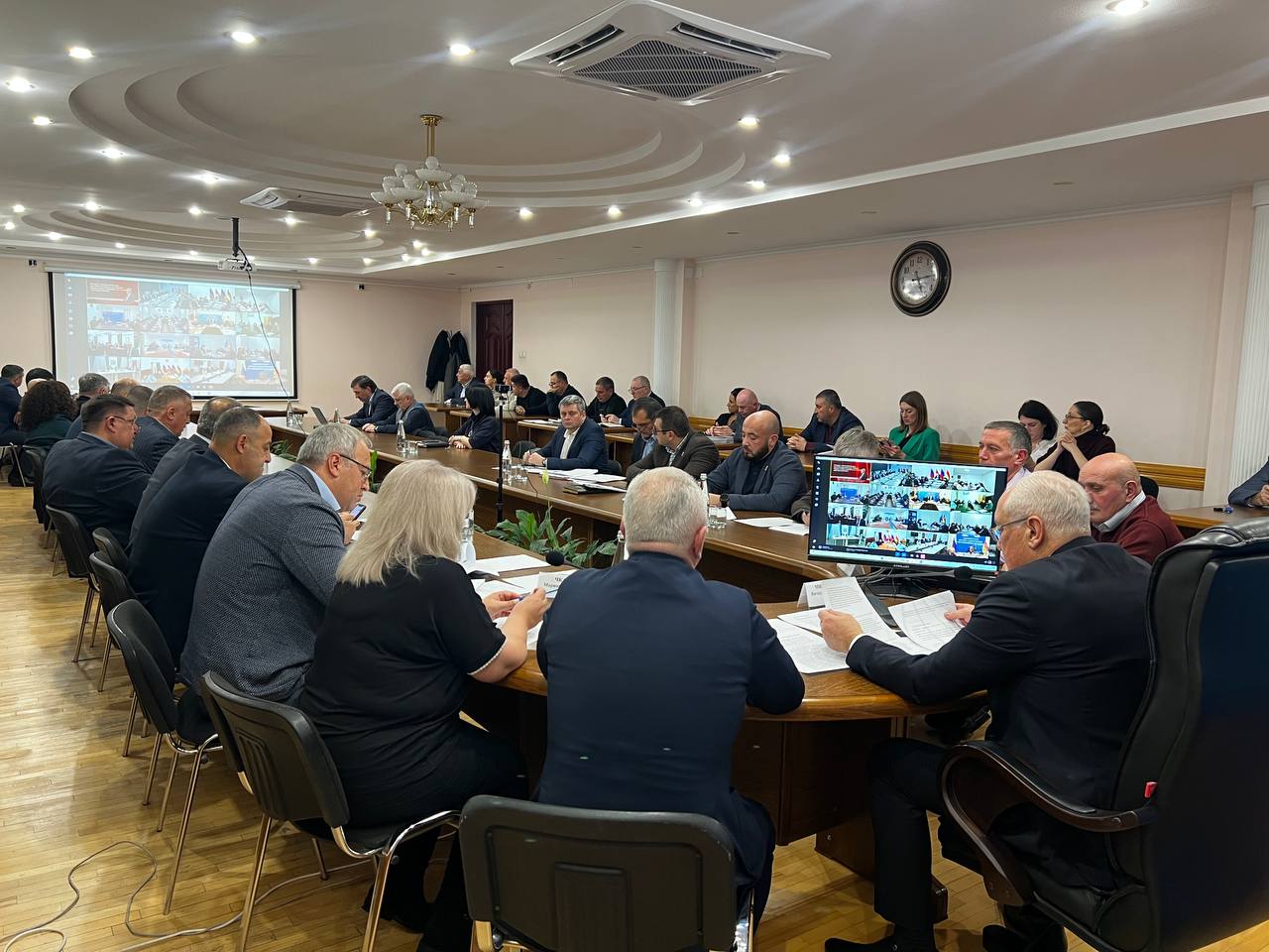 Глава Владикавказа Вячеслав Мильдзихов вместе с заместителями и руководителями структурных подразделений мэрии принимает участие в ежегодной традиционной «прямой линии» Главы РСО-Алания Сергея Меняйло. Глава Владикавказа Вячеслав Мильдзихов вместе с заместителями и руководителями структурных подразделений мэрии принимает участие в ежегодной традиционной «прямой линии» Главы РСО-Алания Сергея Меняйло.