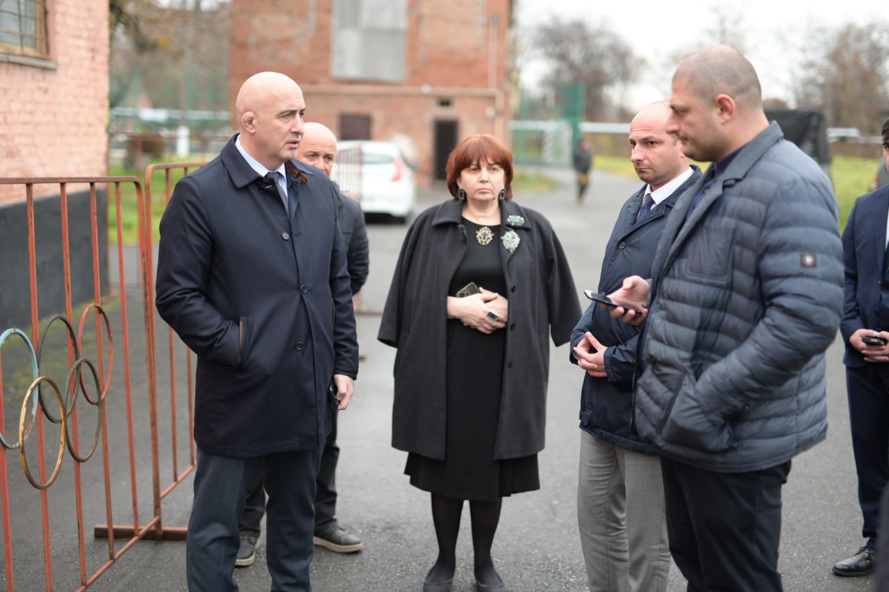 Выехал вместе с руководством Минстроя и УКС в детский дом «Хуры тын» Выехал вместе с руководством Минстроя и УКС в детский дом «Хуры тын»