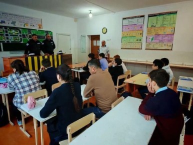 С учащимися старших классов школ Дигорского района встретились инспектора ДПС Госавтоинспекции Дигорского района