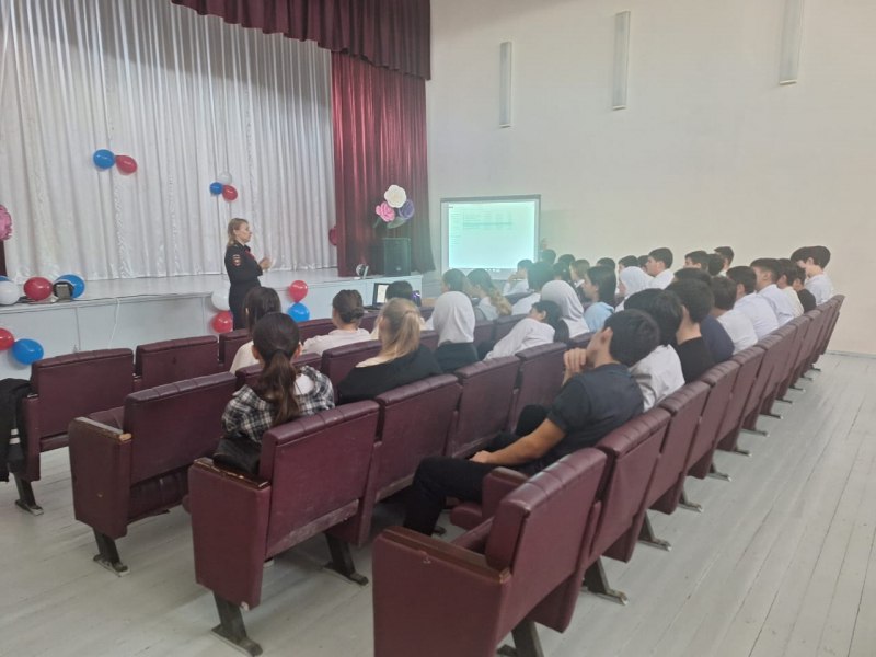 Сотрудница Госавтоинспекции провела беседу на тему «В дорожной безопасности - начни с себя» со школьниками п.Калининский Моздокского района