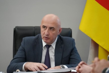 По поручению Главы Северной Осетии Сергея Ивановича Меняйло встретился с директором Северо-Осетинского центра развития бизнеса АО «Россельхозбанк» Олегом Мзоковым