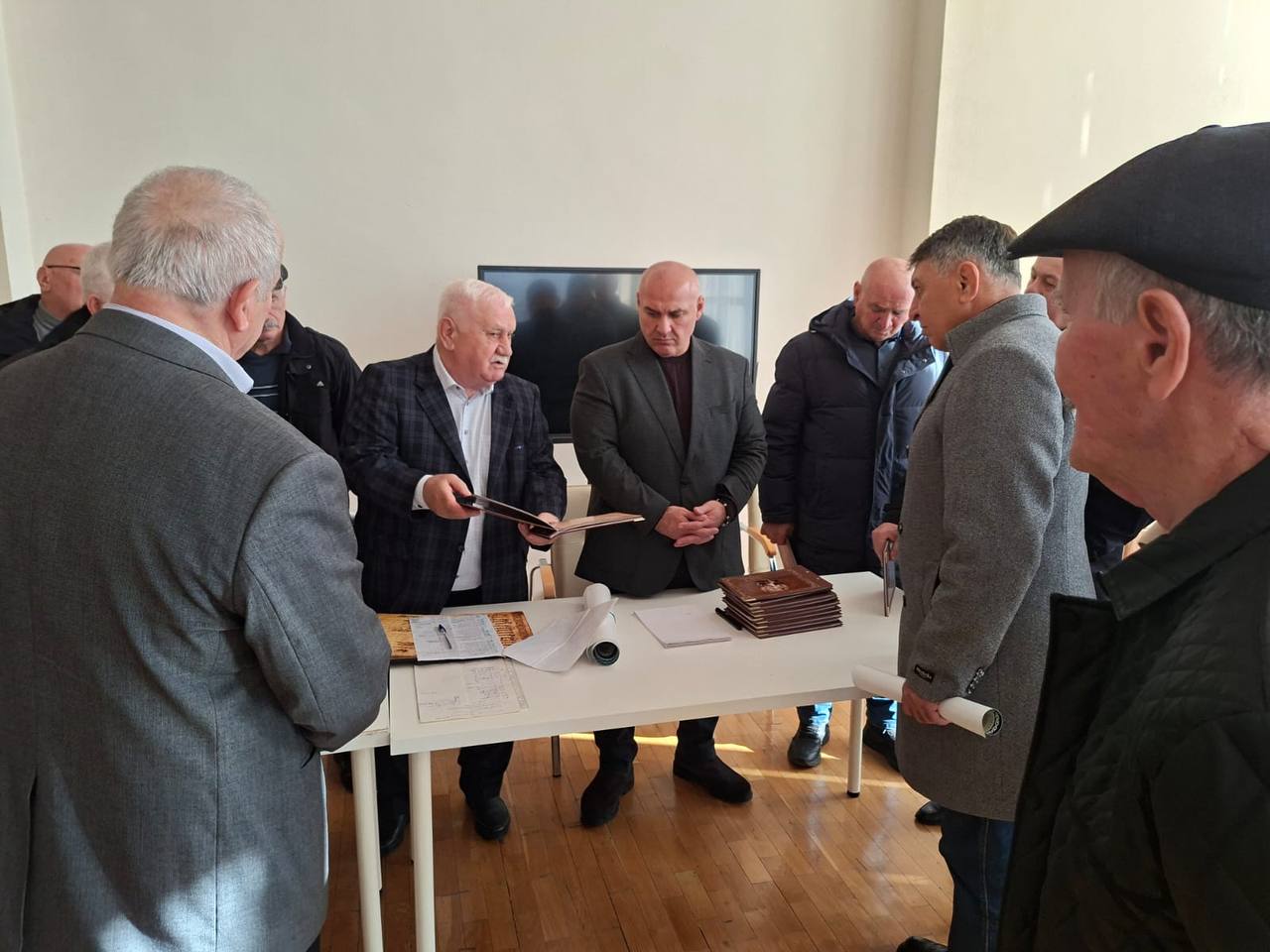 В Национальной Научной библиотеке состоялась встреча представителей фамильных советов Осетии В Национальной Научной библиотеке состоялась встреча представителей фамильных советов Осетии