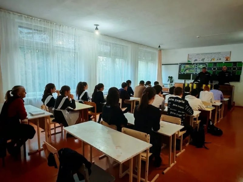 В рамках профилактики дорожно-транспортных происшествий с участием несовершеннолетних инспекторы ДПС Госавтоинспекции Дигорского района встретились со школьниками В рамках профилактики дорожно-транспортных происшествий с участием несовершеннолетних инспекторы ДПС Госавтоинспекции Дигорского района встретились со школьниками