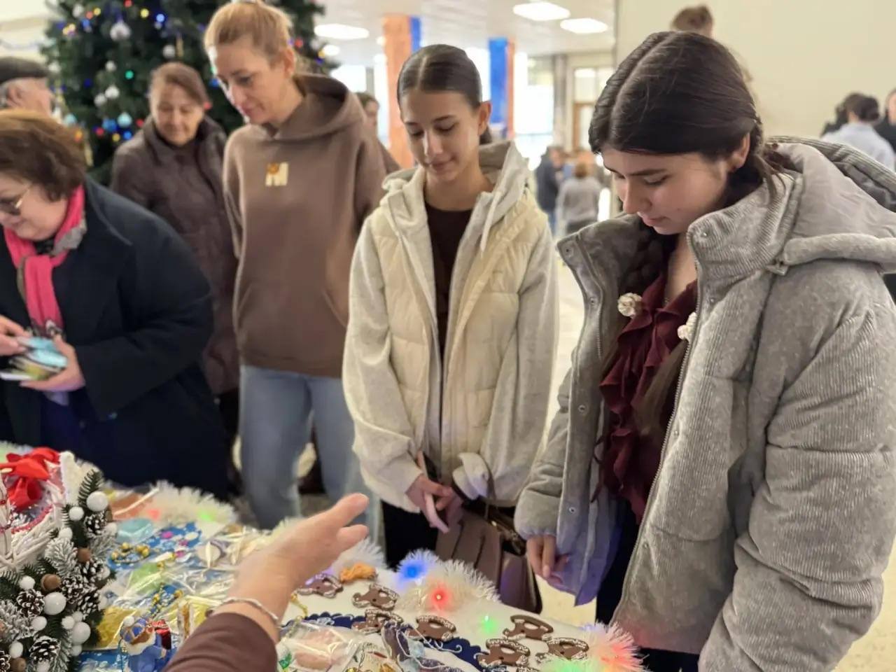 Сергей Меняйло: В Республиканском дворце детского творчества прошла ежегодная благотворительная ярмарка «Мы вместе» Сергей Меняйло: В Республиканском дворце детского творчества прошла ежегодная благотворительная ярмарка «Мы вместе»