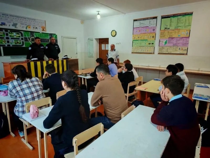В рамках профилактики дорожно-транспортных происшествий с участием несовершеннолетних инспекторы ДПС Госавтоинспекции Дигорского района встретились со школьниками