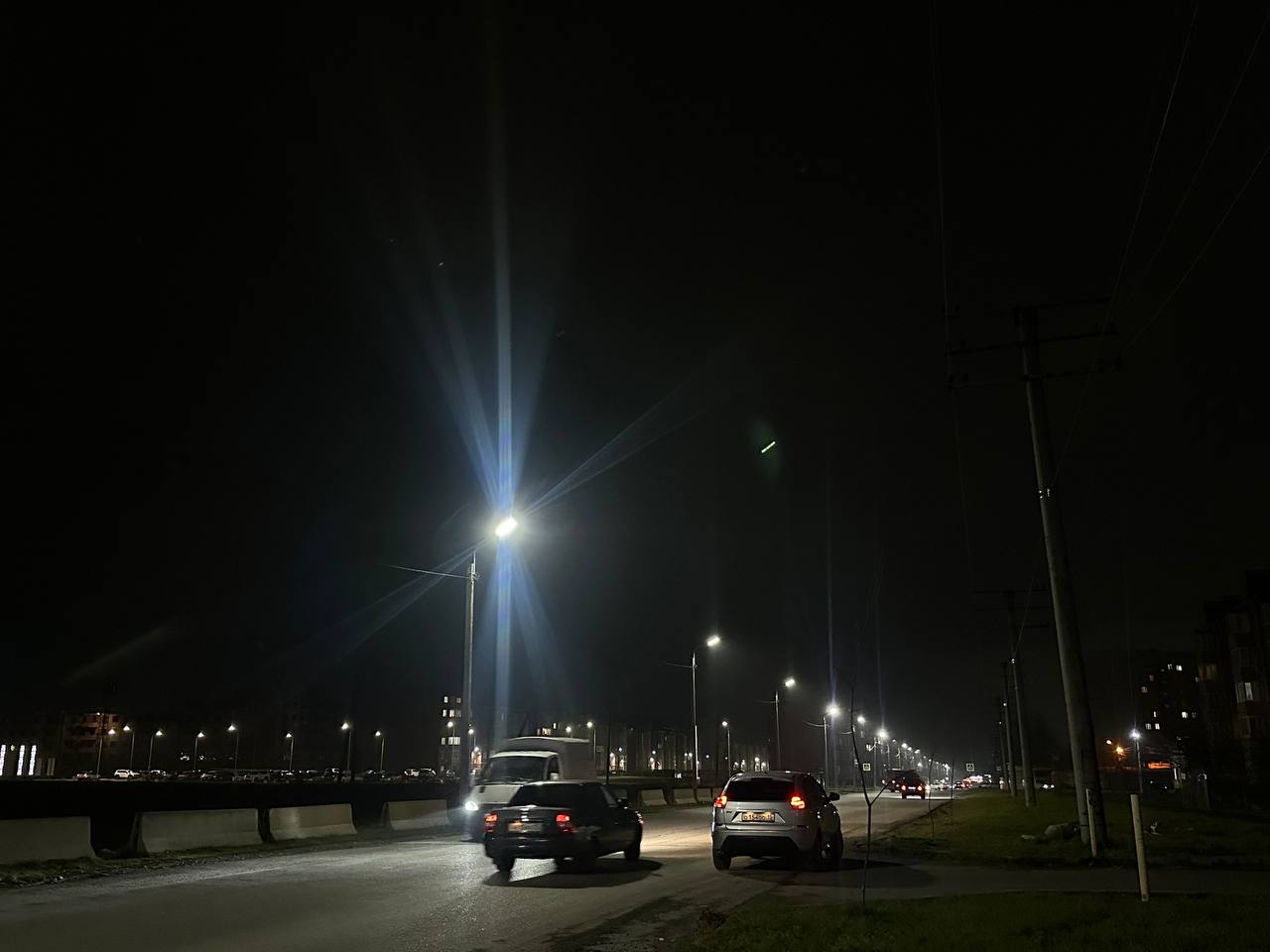 На улице Хадарцева в районе Суворовского училища появилось наружное освещение