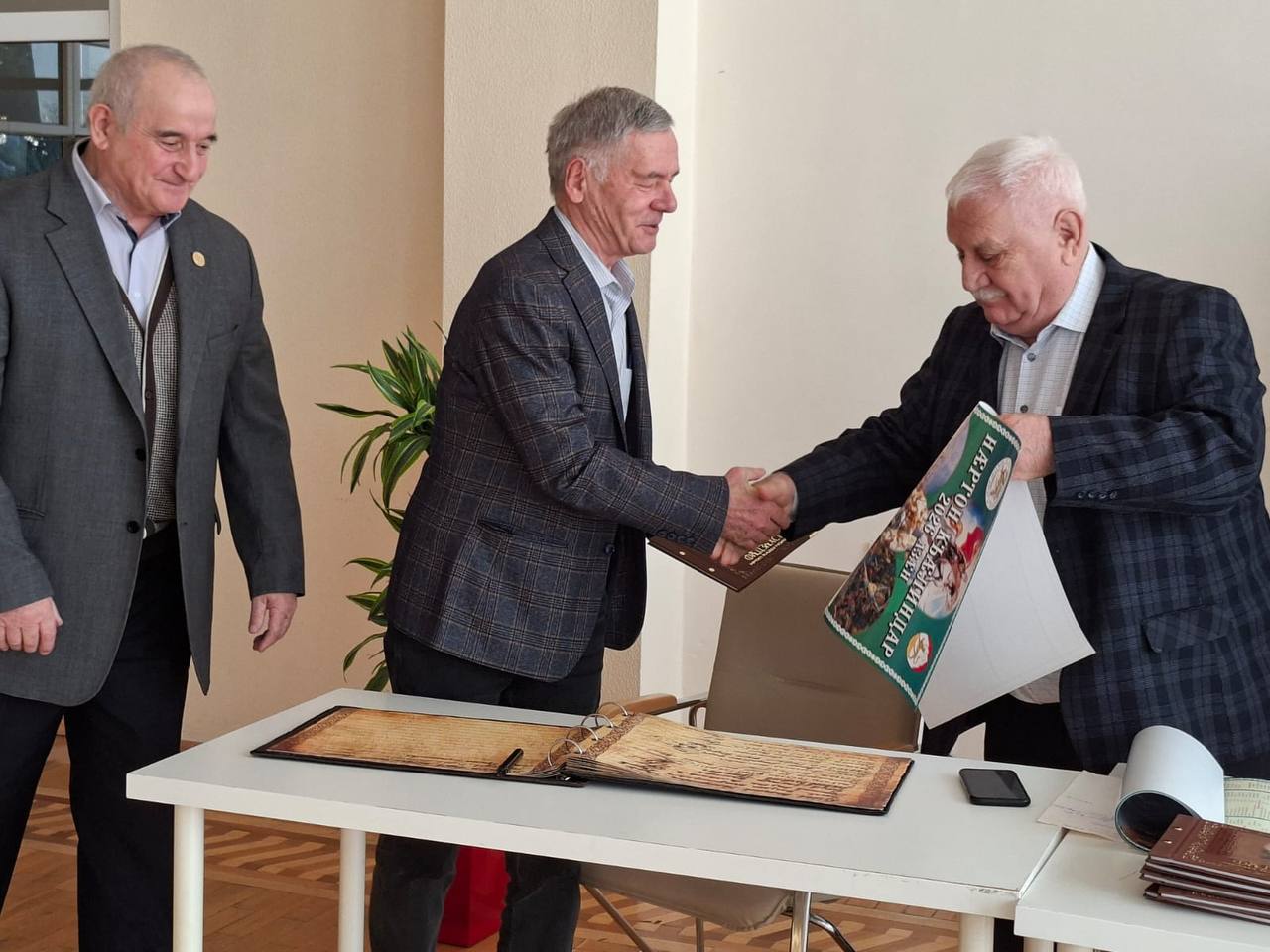 В Национальной Научной библиотеке состоялась встреча представителей фамильных советов Осетии В Национальной Научной библиотеке состоялась встреча представителей фамильных советов Осетии