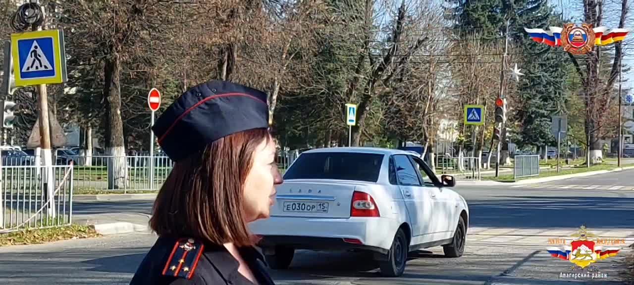 Инспектор Госавтоинспекции Алагирского района Северной Осетии провела урок безопасности на оживленной улице Алагира