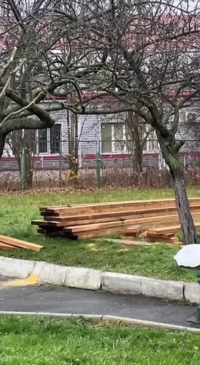 В вольерах городского зоопарка меняют напольное покрытие