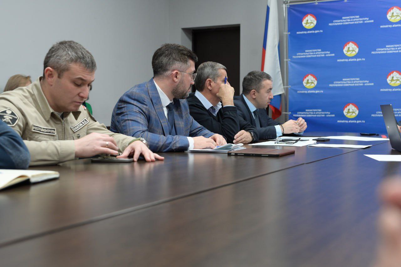 Вместе с руководством Минстроя и УКС провели очередную рабочую встречу с подрядчиками Вместе с руководством Минстроя и УКС провели очередную рабочую встречу с подрядчиками