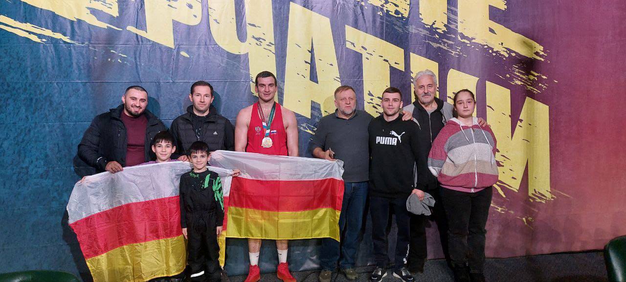 Сандро Элбаев одержал победу на престижном международном турнире по боксу «Янтарные перчатки», проходившем в Калининграде Сандро Элбаев одержал победу на престижном международном турнире по боксу «Янтарные перчатки», проходившем в Калининграде