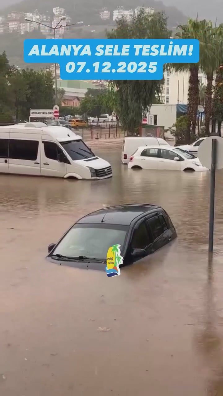 Непрекращающийся дождь в турецкой Алании парализовал движение на дорогах