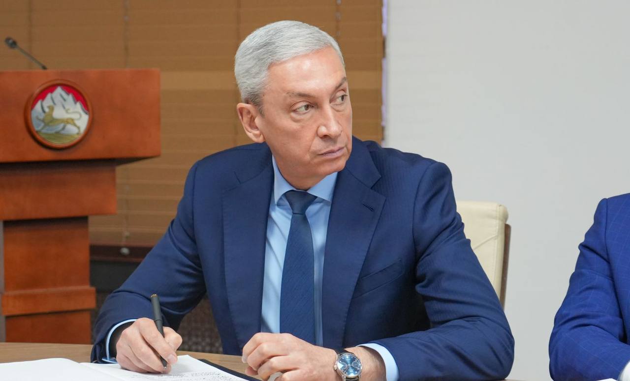 Глава РСО – Алания Сергей Меняйло провел еженедельное аппаратное совещание с участием руководителей органов исполнительной власти и муниципальных образований, представителей правоохранительных и надзорных структур... Глава РСО – Алания Сергей Меняйло провел еженедельное аппаратное совещание с участием руководителей органов исполнительной власти и муниципальных образований, представителей правоохранительных и надзорных структур...