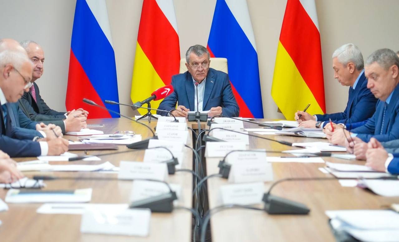 Глава РСО – Алания Сергей Меняйло провел еженедельное аппаратное совещание с участием руководителей органов исполнительной власти и муниципальных образований, представителей правоохранительных и надзорных структур...