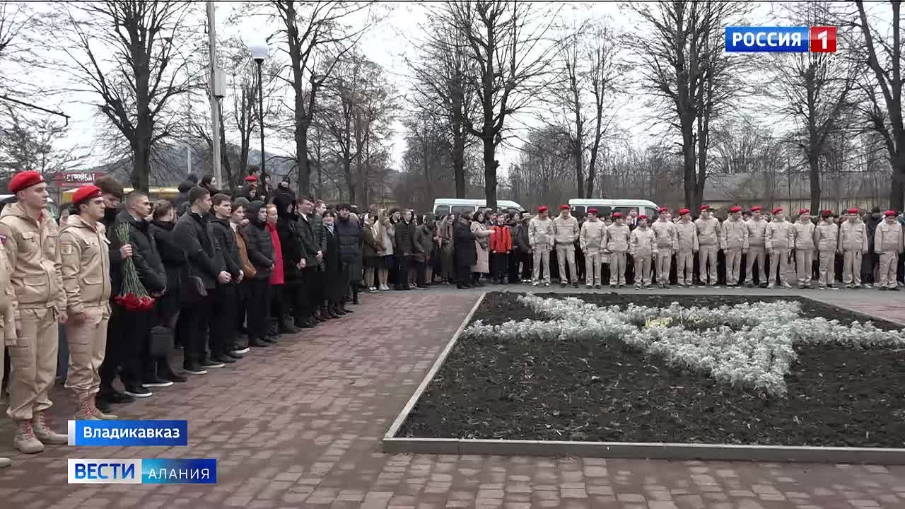 В День героев Отечества во Владикавказе прошли памятные акции и открыли мемориальную доску