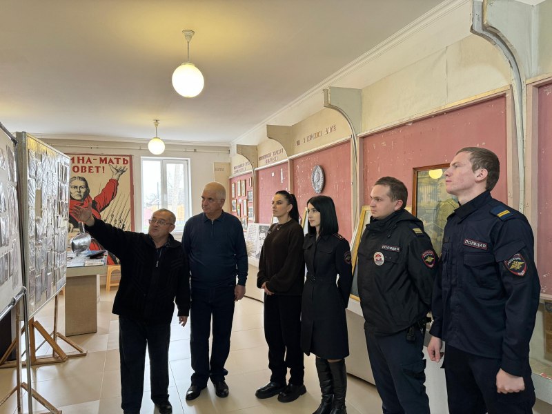 В память о героях: молодые стражи порядка Дигорского района накануне Дня Героев Отечества посетили Дом-музей имени Георгия Цаголова В память о героях: молодые стражи порядка Дигорского района накануне Дня Героев Отечества посетили Дом-музей имени Георгия Цаголова