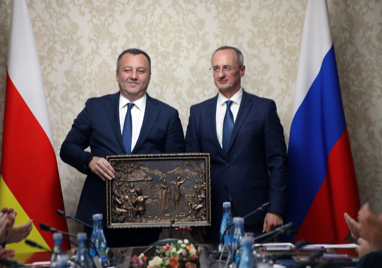 МВД Северной и Южной Осетии подвели итоги работы двустороннего комитета и определили стратегические направления взаимодействия на 2026 год МВД Северной и Южной Осетии подвели итоги работы двустороннего комитета и определили стратегические направления взаимодействия на 2026 год