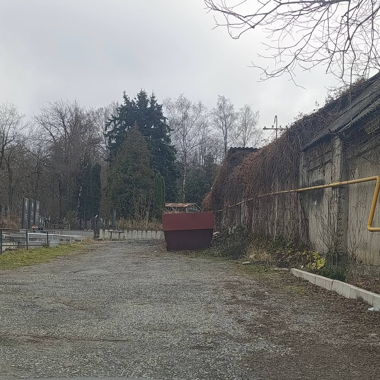 С раннего утра началась предновогодняя уборка кладбищ на территории Северной Осетии С раннего утра началась предновогодняя уборка кладбищ на территории Северной Осетии