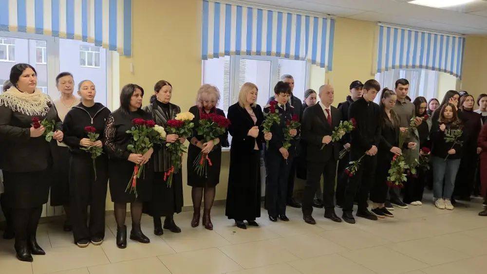 В школе №38 Владикавказа прошла патриотическая акция, приуроченная ко Дню Героев Отечества В школе №38 Владикавказа прошла патриотическая акция, приуроченная ко Дню Героев Отечества