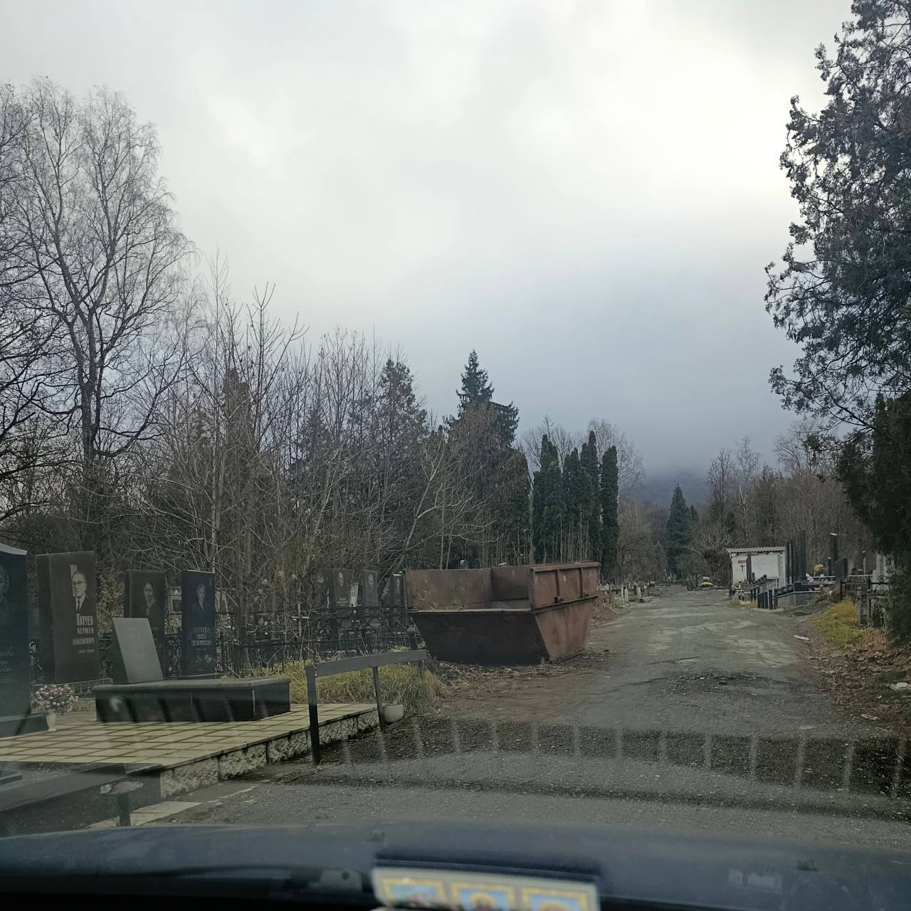 С раннего утра началась предновогодняя уборка кладбищ на территории Северной Осетии