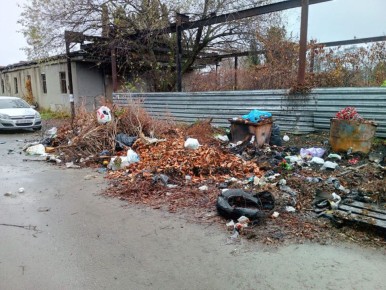 С территории Иноверческого кладбища вывезли пять КАМАЗов с мусором