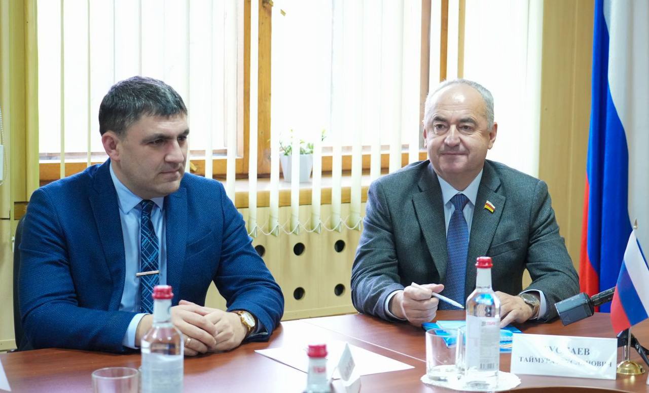 Внутриполитическое спокойствие и курс на социально-экономическое развитие Северной Осетии – такие стратегические цели дальнейшего взаимодействия органов власти и институтов гражданского общества обозначил Глава РСО – Алания... Внутриполитическое спокойствие и курс на социально-экономическое развитие Северной Осетии – такие стратегические цели дальнейшего взаимодействия органов власти и институтов гражданского общества обозначил Глава РСО – Алания...