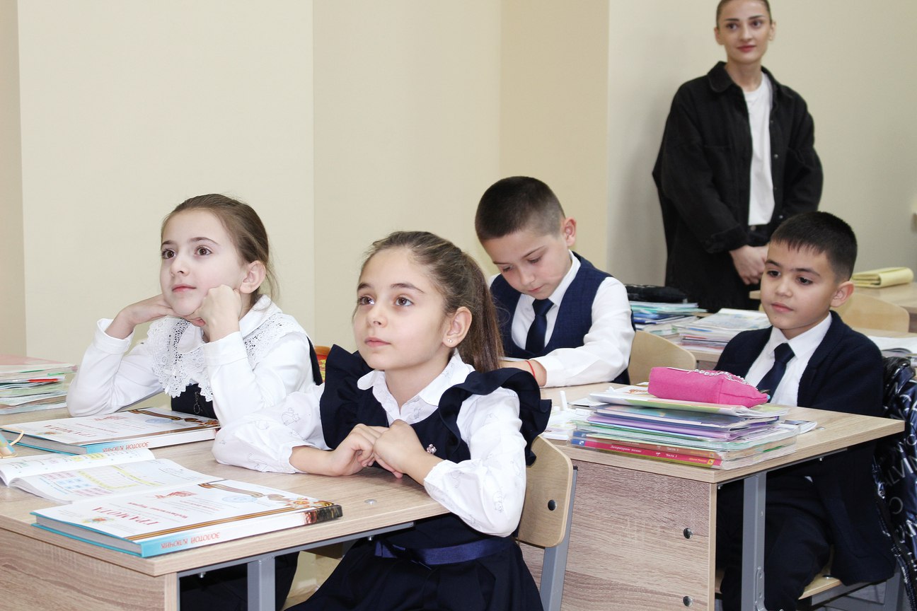 Чествуем юных патриотов. Участники конкурса «Герои Победы», который проводился газетой «Владикавказ» совместно с Организационно-методическим центром Управления образования АМС города, с нетерпением ждали момента награждения Чествуем юных патриотов. Участники конкурса «Герои Победы», который проводился газетой «Владикавказ» совместно с Организационно-методическим центром Управления образования АМС города, с нетерпением ждали момента награждения