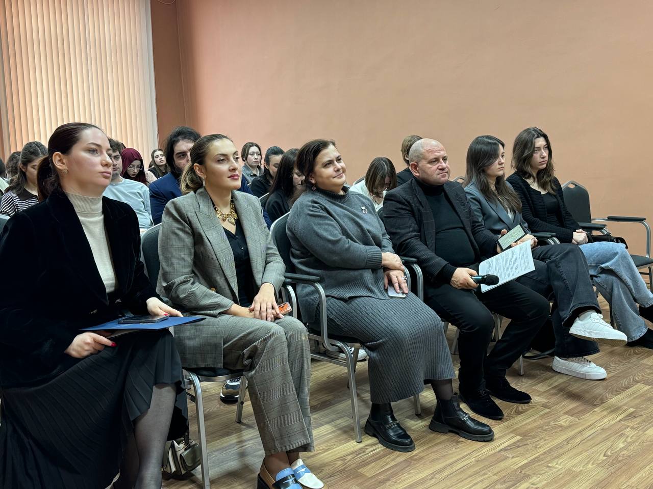 Диалог о единстве: в преддверии Дня Конституции РФ представители Избирательной комиссии РСО-Алания приняли участие в работе круглого стола