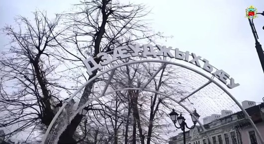 Во Владикавказе начали устанавливать новогодние световые инсталляции и декоративные конструкции