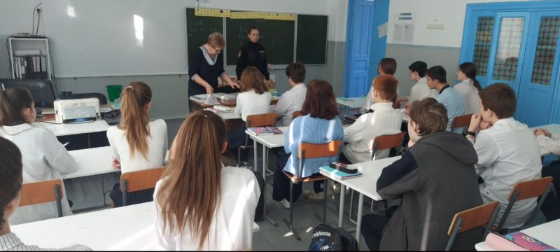 В Северной Осетии сотрудники ПДН ОМВД России по Моздокскому району объясняют несовершеннолетним, чем опасно занятие «дропперством», какая ответственность предусмотрена за передачу банковских карт неизвестным