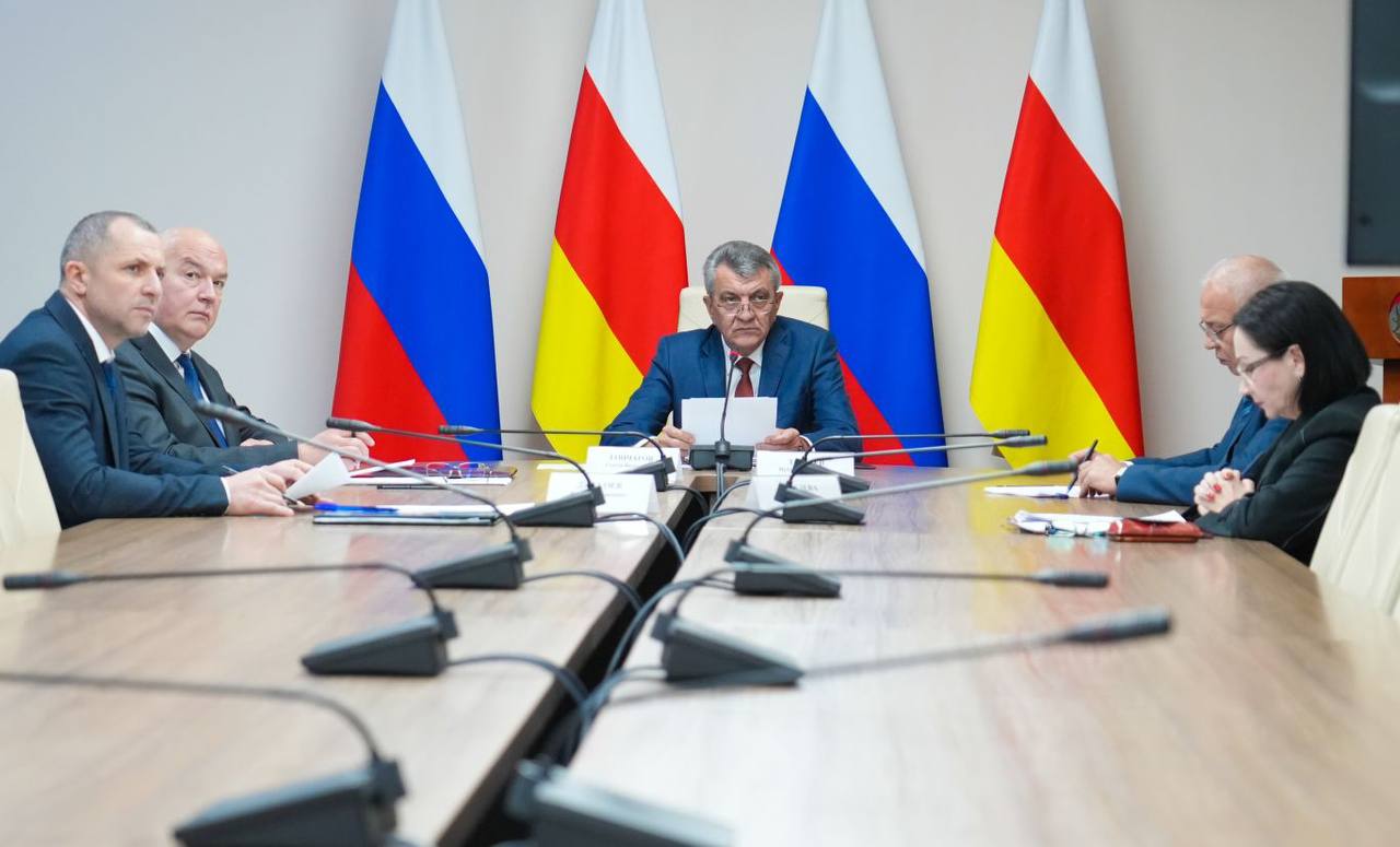 Глава РСО – Алания Сергей Меняйло провел заседание республиканской Антинаркотической комиссии (АНК) Глава РСО – Алания Сергей Меняйло провел заседание республиканской Антинаркотической комиссии (АНК)