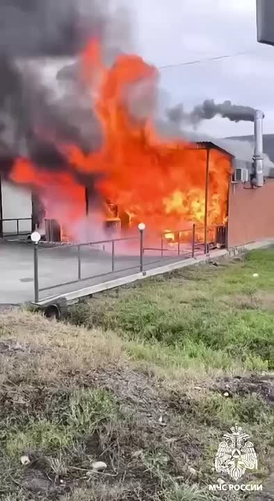 Огнеборцы ликвидируют возгорание в Эльхотово