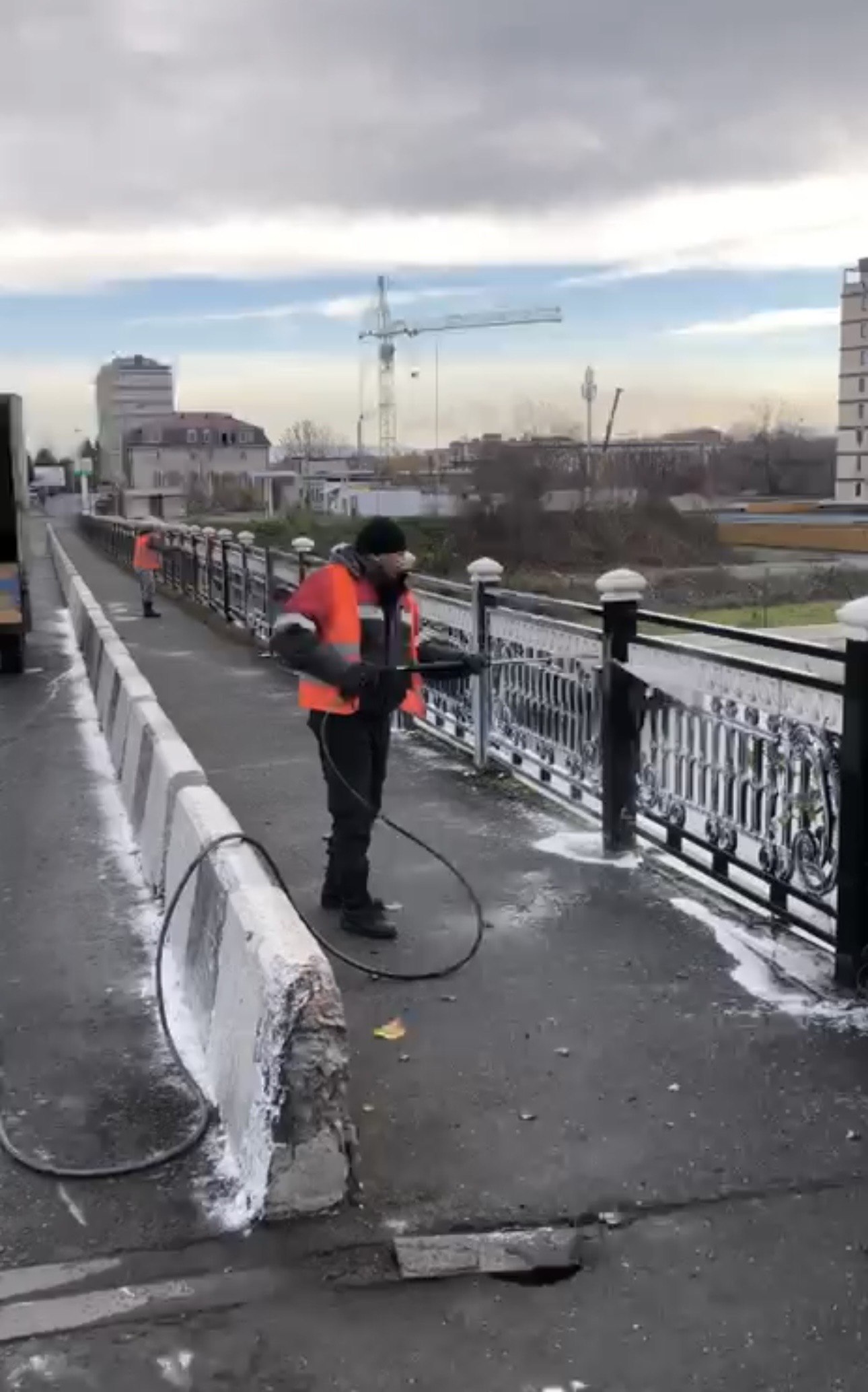 Мосты стали чище. На Китайском мосту завершились плановые работы по очистке металлических ограждений