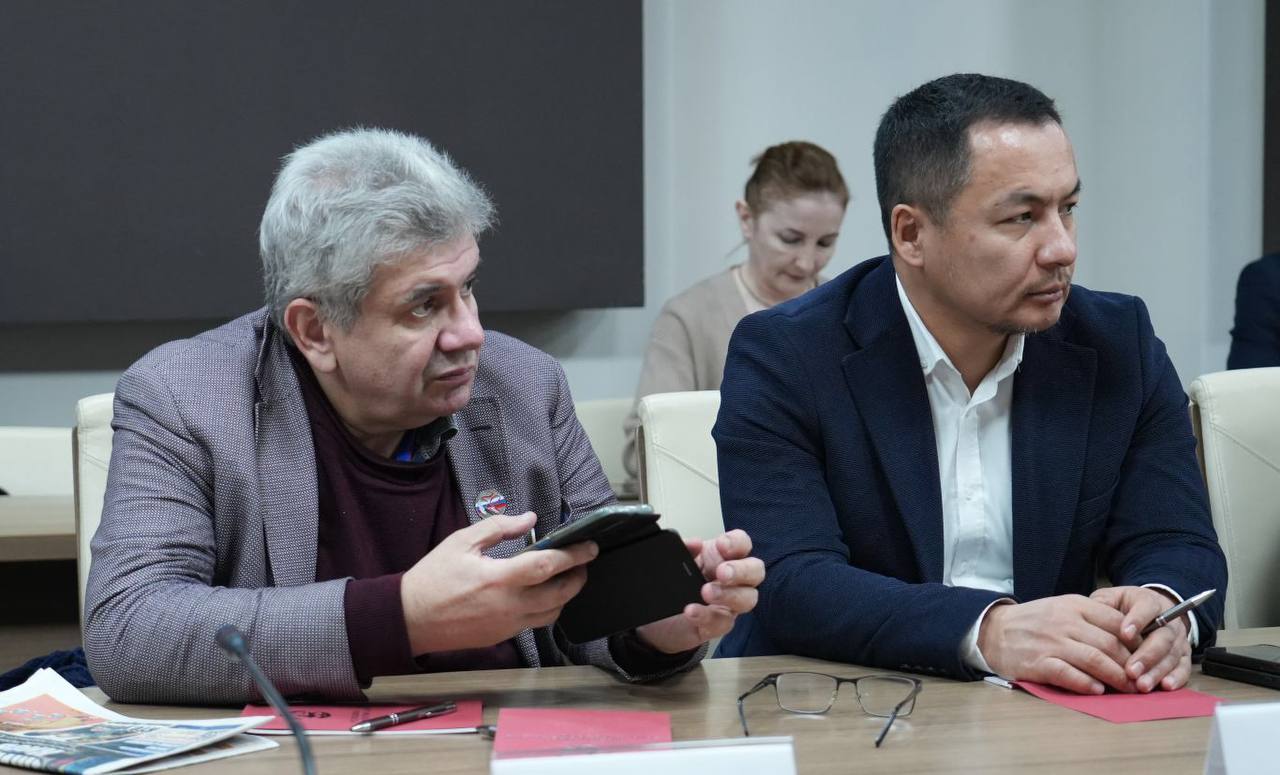 Глава РСО – Алания Сергей Меняйло провел встречу с представителями иностранных средств массовой информации, прибывшими в республику в рамках пресс-тура Глава РСО – Алания Сергей Меняйло провел встречу с представителями иностранных средств массовой информации, прибывшими в республику в рамках пресс-тура