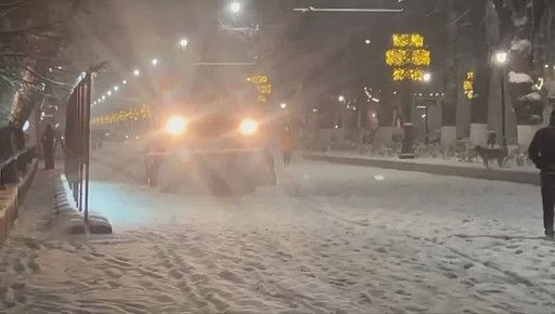 На проспекте Мира также проводится противогололедная обработка