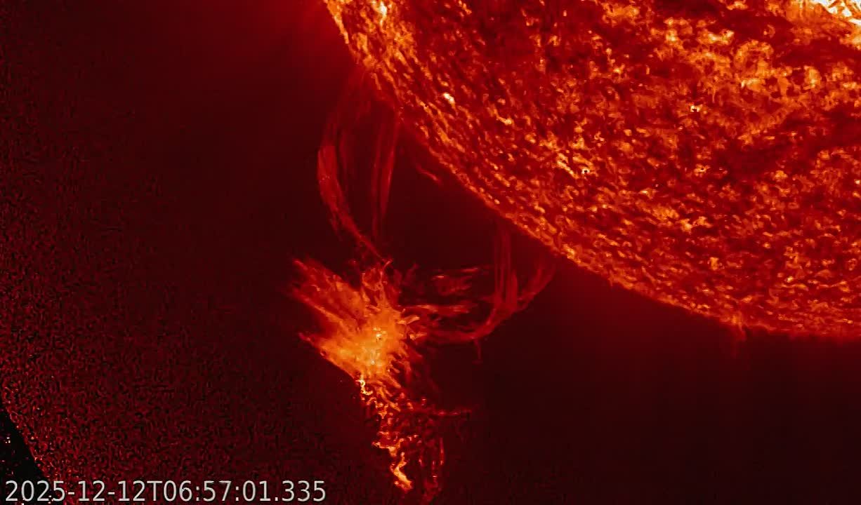 Крупный протуберанец оторвался от Солнца за последние сутки