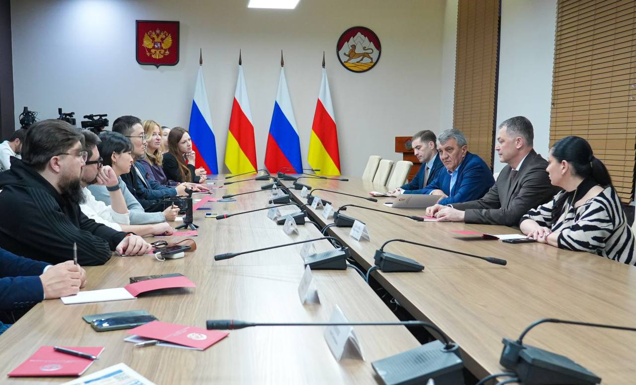 Глава РСО – Алания Сергей Меняйло провел встречу с представителями иностранных средств массовой информации, прибывшими в республику в рамках пресс-тура