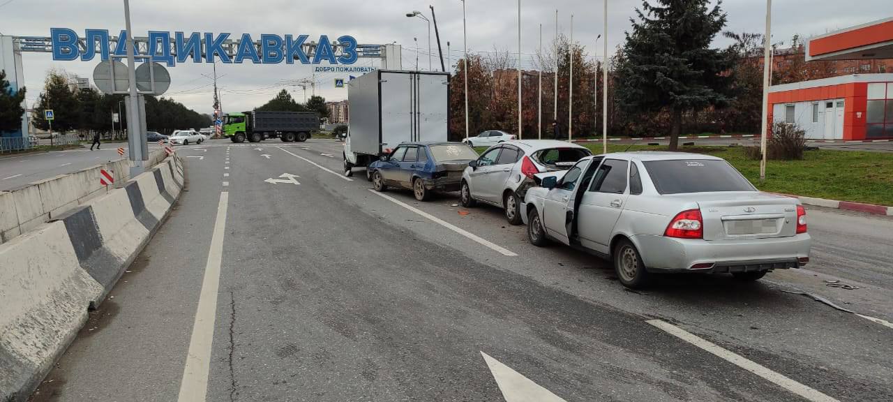 ДТП с участием 4 автомобилей произошло на Архонском шоссе во Владикавказе ДТП с участием 4 автомобилей произошло на Архонском шоссе во Владикавказе