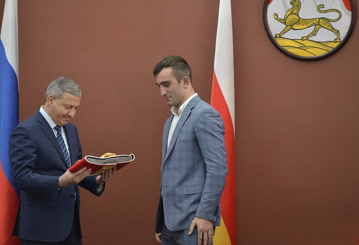 Любители бокса сегодня празднуют триумф Мурата Гассиева! Любители бокса сегодня празднуют триумф Мурата Гассиева!