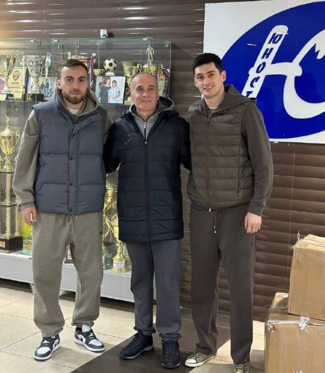 Известные футболисты Хетаг Хосонов и Виталий Гудиев приобрели экипировку для тренерского состава владикавказской школы «Юность»