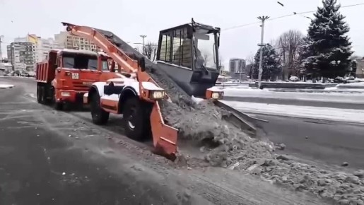 Для оперативной уборки снега с дорог Владикавказа привлечены лаповые снегопогрузчики